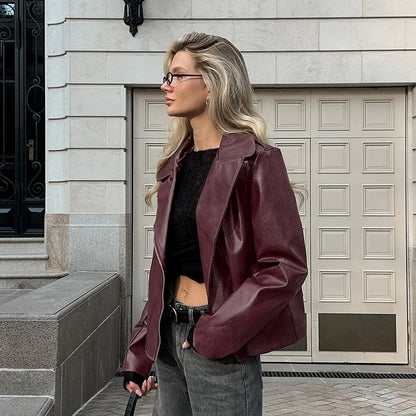 Veste rouge bordeaux en similicuir avec col tailleur