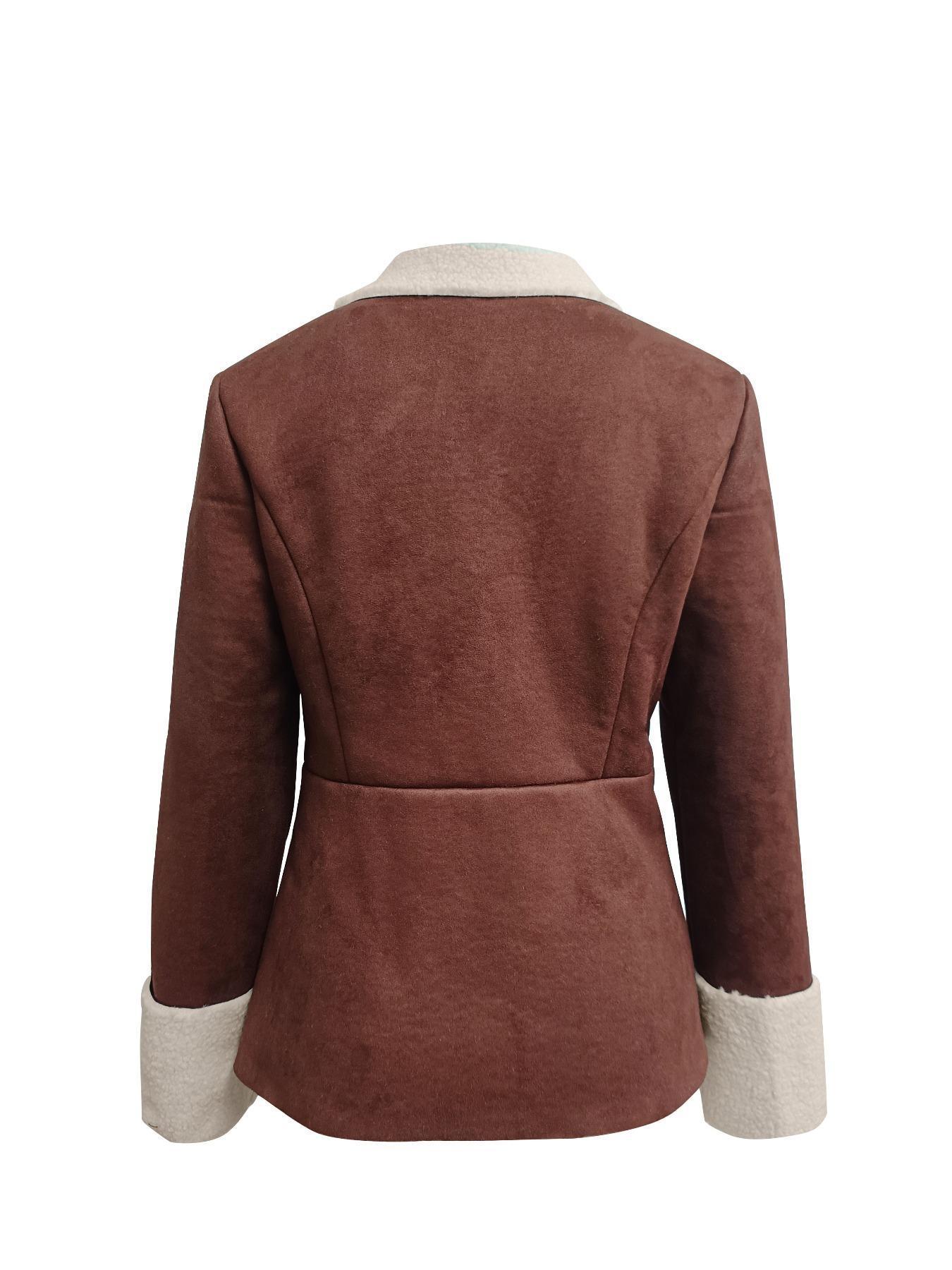 Manteau à col rabattu intégré en cuir et velours.